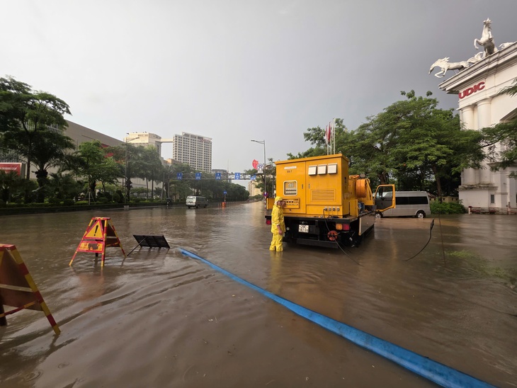Hà Nội ghi nhận nhiều điểm dềnh nước sau trận mưa lớn sáng 25 - 7 - Ảnh 3.