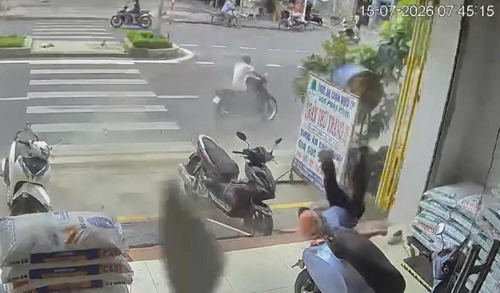 Nổ thùng phuy cũ, người đàn ông bị hất văng, gãy 3 đốt xương - Ảnh 1.