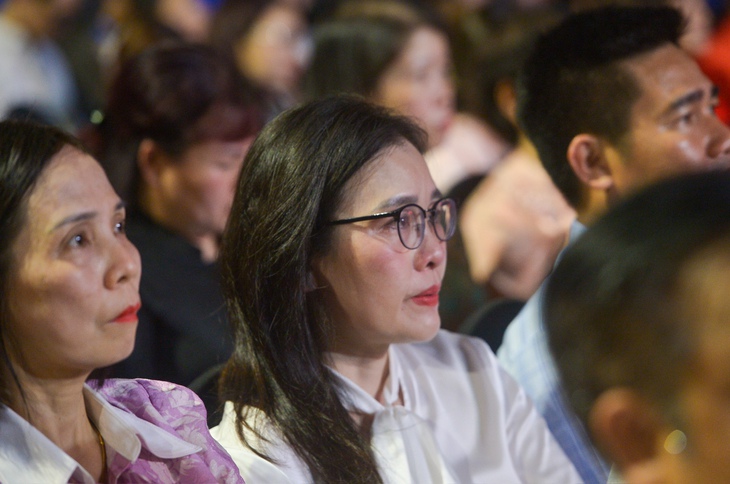 Cầu truyền hình ‘Sao sáng dẫn đường’ đẫm nước mắt: Cô Nhớ tìm thấy manh mối về cha liệt sĩ rồi! - Ảnh 8.