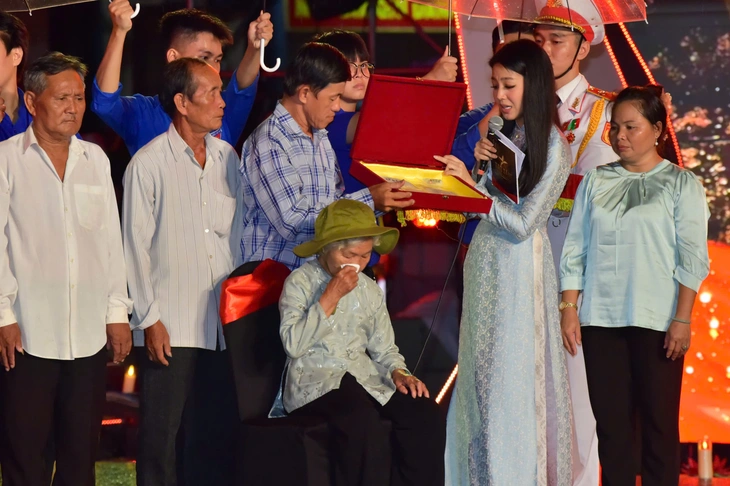 Trao di vật Liệt sĩ Huỳnh Văn Quên cho gia đình ở Vàm Cỏ, hài cốt tìm thấy là anh 'Hai Quên' - Ảnh 3.