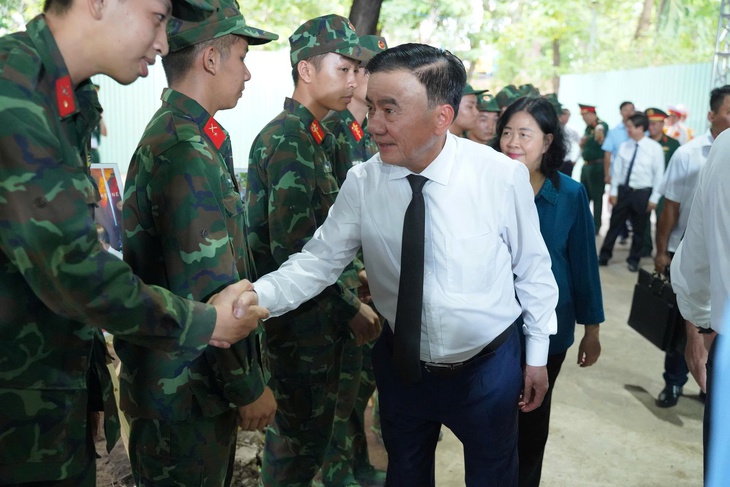 Chủ tịch Quốc hội Trần Thanh Mẫn dâng hương anh hùng liệt sĩ tại công viên Lê Thị Riêng - Ảnh 6.