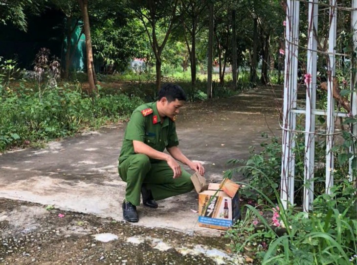 Bé sơ sinh bị bỏ trước cổng chùa, công an xã vội vàng đến giúp - Ảnh 2.