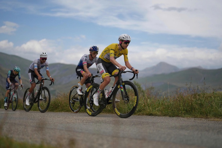 Chặng cuối Tour de France bị rút ngắn vì cháy rừng - Ảnh 1.