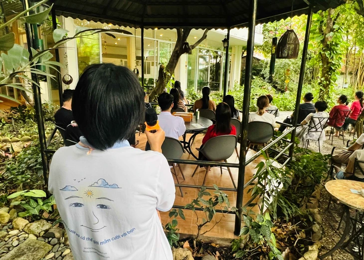 'Ốc đảo' ở TP.HCM giúp bạn trẻ thư giãn tinh thần, viết giải tỏa, đi trên sỏi… - Ảnh 5.