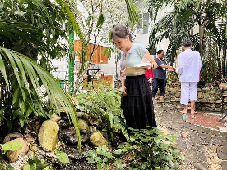'Ốc đảo' ở TP.HCM giúp bạn trẻ thư giãn tinh thần, viết giải tỏa, đi trên sỏi… - Ảnh 8.