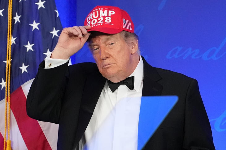 Ông Trump biến tiệc báo chí thành 'sân khấu' công kích các đối thủ - Ảnh 2.