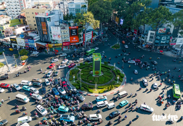 Vì sao cầu vượt thép ngã 6 Dân Chủ phải đổi thiết kế sau gần 10 năm? - Ảnh 1.