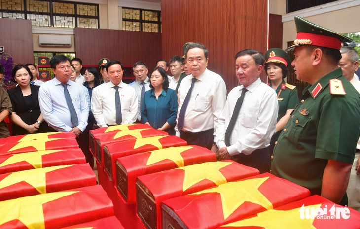 Chủ tịch Quốc hội Trần Thanh Mẫn dâng hương anh hùng liệt sĩ tại công viên Lê Thị Riêng - Ảnh 1.