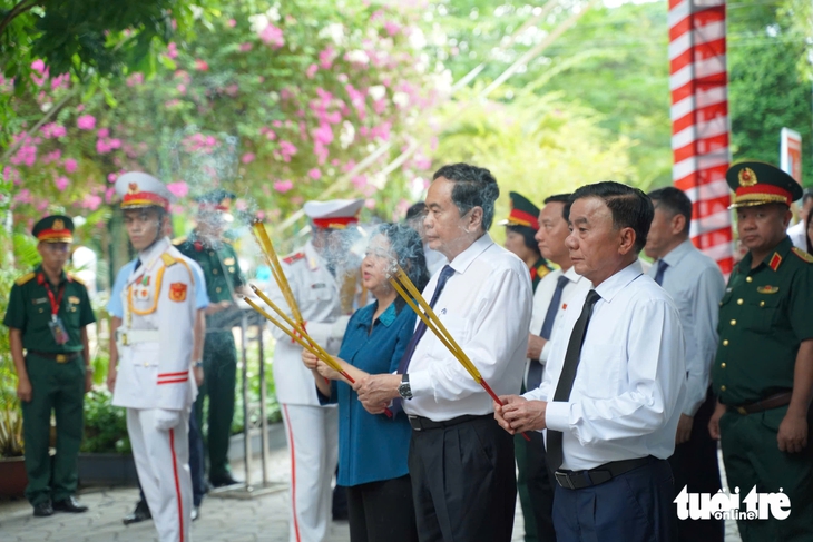 Chủ tịch Quốc hội Trần Thanh Mẫn dâng hương anh hùng liệt sĩ tại công viên Lê Thị Riêng - Ảnh 4.