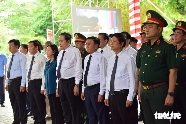 Chủ tịch Quốc hội Trần Thanh Mẫn dâng hương anh hùng liệt sĩ tại công viên Lê Thị Riêng - Ảnh 8.