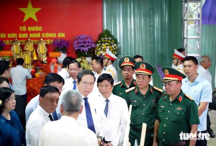 Chủ tịch Quốc hội Trần Thanh Mẫn dâng hương anh hùng liệt sĩ tại công viên Lê Thị Riêng - Ảnh 9.