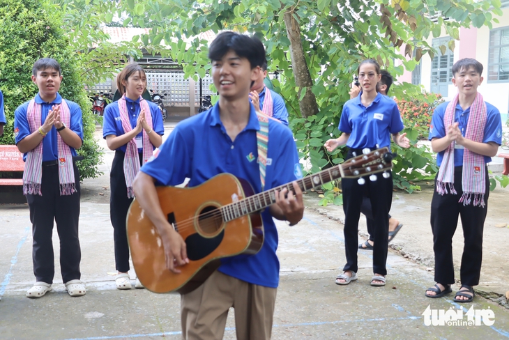 Mùa hè rực rỡ, ở lại trong tim người dân là màu áo xanh tình nguyện - Ảnh 4.