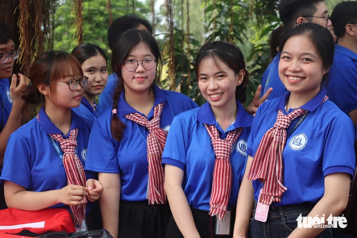 Mùa hè rực rỡ, ở lại trong tim người dân là màu áo xanh tình nguyện - Ảnh 5.