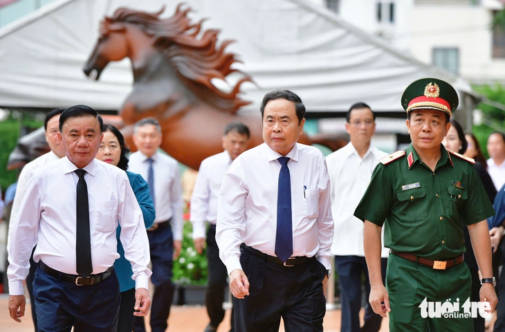 Chủ tịch Quốc hội Trần Thanh Mẫn dâng hương anh hùng liệt sĩ tại công viên Lê Thị Riêng - Ảnh 3.