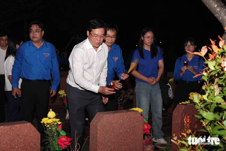 Lãnh đạo Thành ủy TP.HCM dâng hương, thắp nến tri ân Anh hùng liệt sĩ - Ảnh 6.