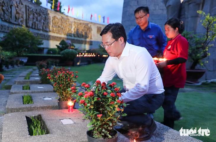 Lãnh đạo Thành ủy TP.HCM dâng hương, thắp nến tri ân Anh hùng liệt sĩ - Ảnh 7.