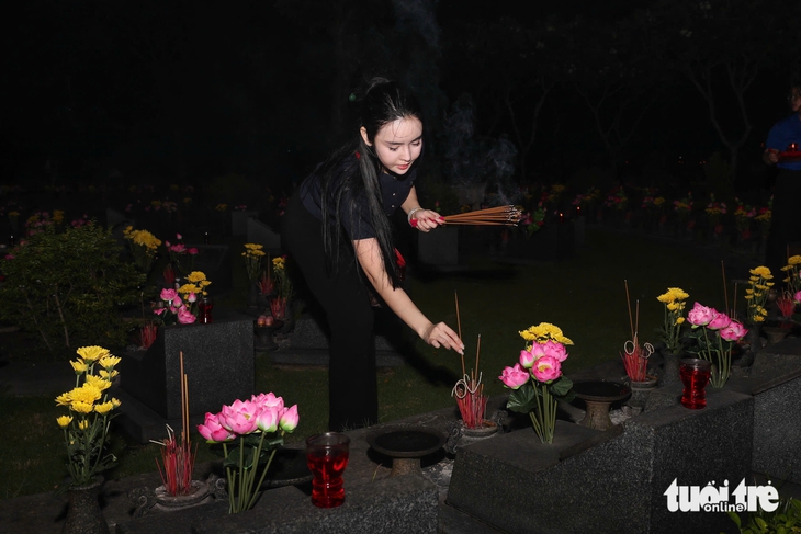Lãnh đạo Thành ủy TP.HCM dâng hương, thắp nến tri ân Anh hùng liệt sĩ - Ảnh 12.