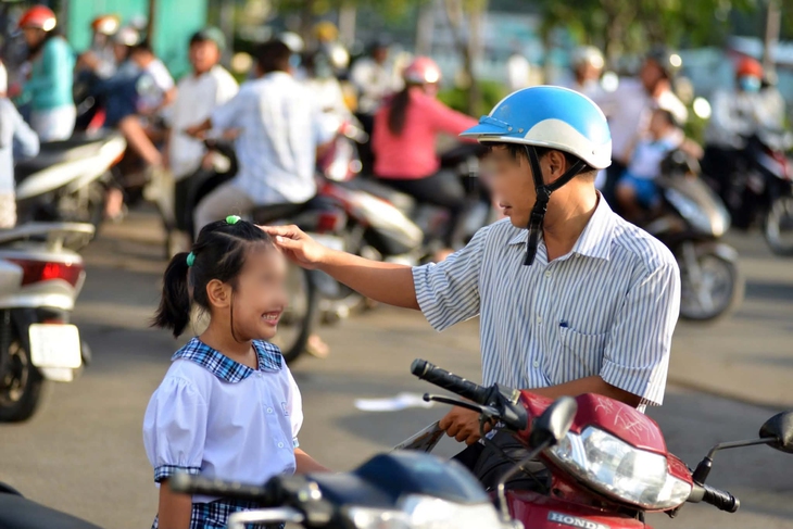 Cha mẹ hãy mỉm cười trước khi hỏi con về bài học - Ảnh 1.