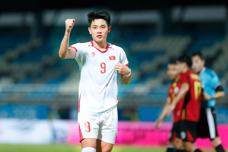 Vua ph&aacute; lưới ASEAN Cup 2026: Đ&igrave;nh Bắc dưới tiền đạo 1m96 Indonesia - Ảnh 1.