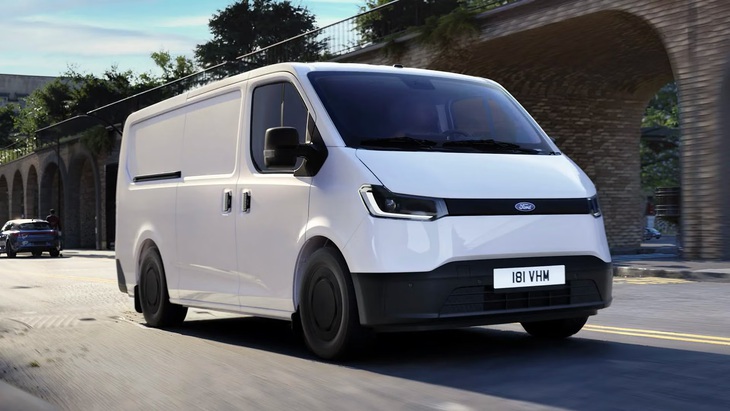 Ford Transit thêm bản xe điện giá rẻ, màn lớn, ADAS, đi 380km/sạc - Ảnh 1.