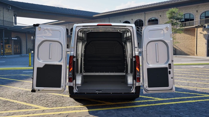 Ford Transit thêm bản xe điện giá rẻ, màn lớn, ADAS, đi 380km/sạc - Ảnh 7.