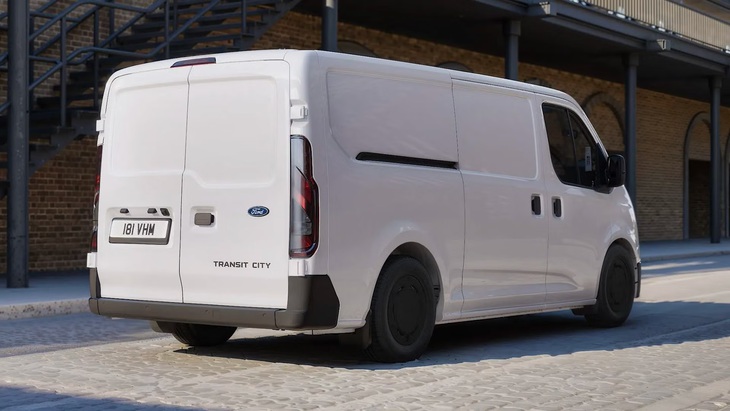 Ford Transit thêm bản xe điện giá rẻ, màn lớn, ADAS, đi 380km/sạc - Ảnh 6.