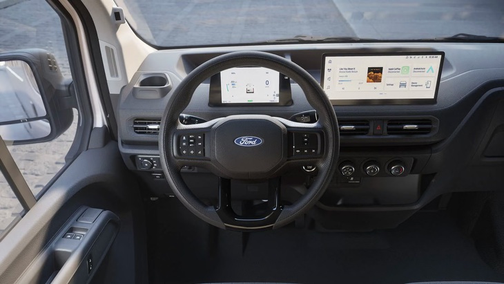Ford Transit thêm bản xe điện giá rẻ, màn lớn, ADAS, đi 380km/sạc - Ảnh 2.
