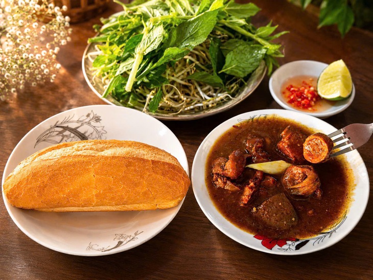 ‘Anh ơi! Mai em xuống Sóc Trăng, nhớ dặn quán chừa em dĩa cà ri gà, có chân đã rút xương’ - Ảnh 3.