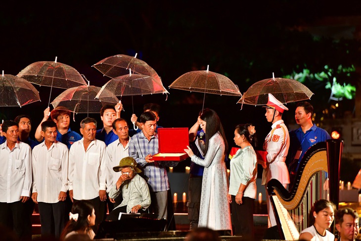 Trao di vật Liệt sĩ Huỳnh Văn Quên cho gia đình ở Vàm Cỏ, hài cốt tìm thấy là anh 'Hai Quên' - Ảnh 2.
