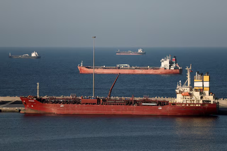 Tàu chở dầu phát nổ ở eo biển Hormuz nghi do trúng thủy lôi - Ảnh 1.