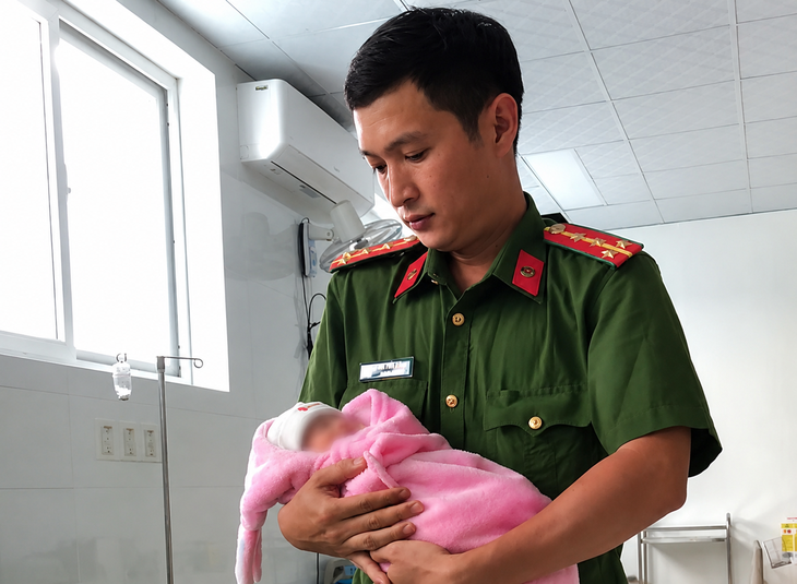 Bé sơ sinh bị bỏ trước cổng chùa, công an xã vội vàng đến giúp - Ảnh 1.