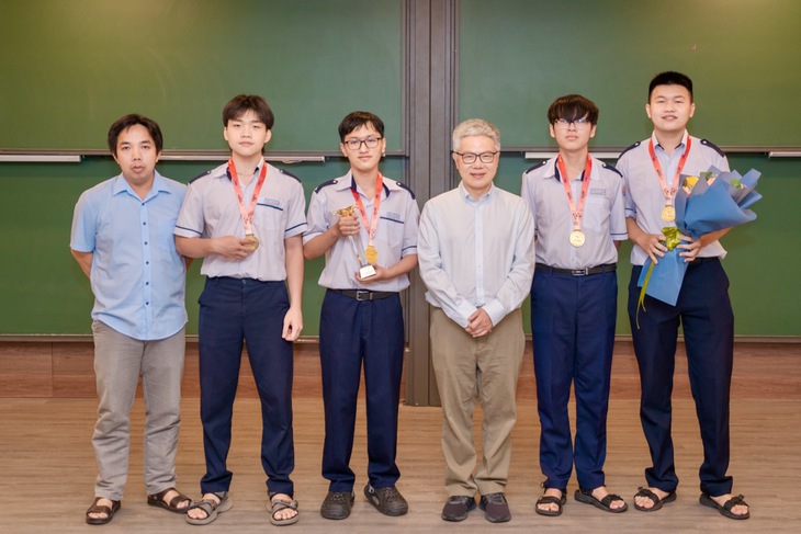 Chủ tịch tỉnh Đắk Lắk khen thưởng đội tuyển giành giải Nhất Mô hình hóa Toán học Việt Nam - Ảnh 2.