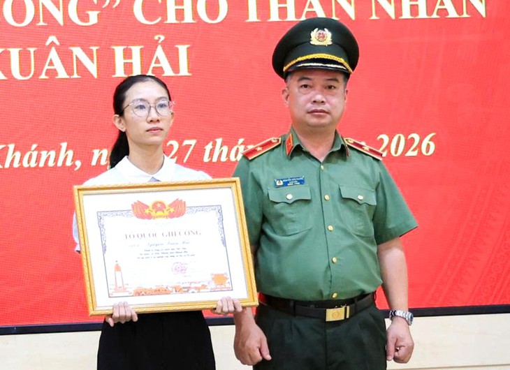 Trao bằng Tổ quốc ghi công cho thân nhân thiếu tá hy sinh trong lúc chống 'cát tặc' ở Khánh Hòa   - Ảnh 1.