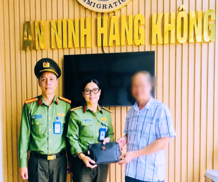 Trao trả tài sản và sổ tiết kiệm trị giá hơn 4 tỉ đồng khách đánh rơi tại sân bay Pleiku - Ảnh 1.