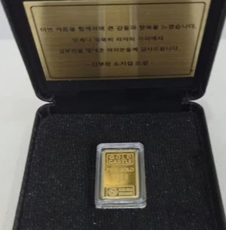 So Ji Sub tặng vàng cho 300 người của ê kíp Đặc vụ Kim tái khởi động - Ảnh 2.