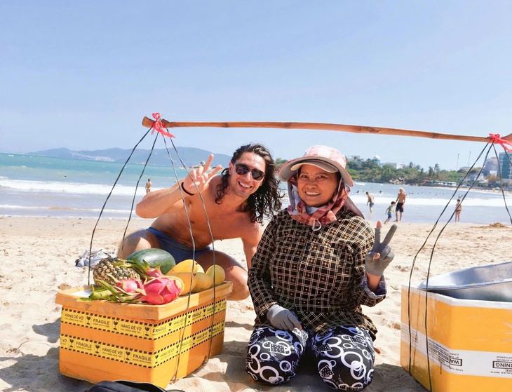 Bạn đọc hiến kế giúp chính quyền vụ thu giữ gánh hàng rong của bà bán trái cây 'nổi tiếng' ở Nha Trang? - Ảnh 1.