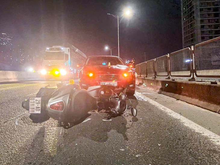 Xe máy lao ngược chiều ở đường trên cao, tông trực diện ô tô - Ảnh 2.