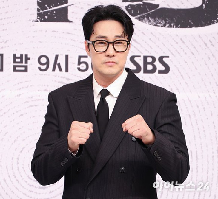 So Ji Sub tặng vàng cho 300 người của ê kíp Đặc vụ Kim tái khởi động - Ảnh 1.