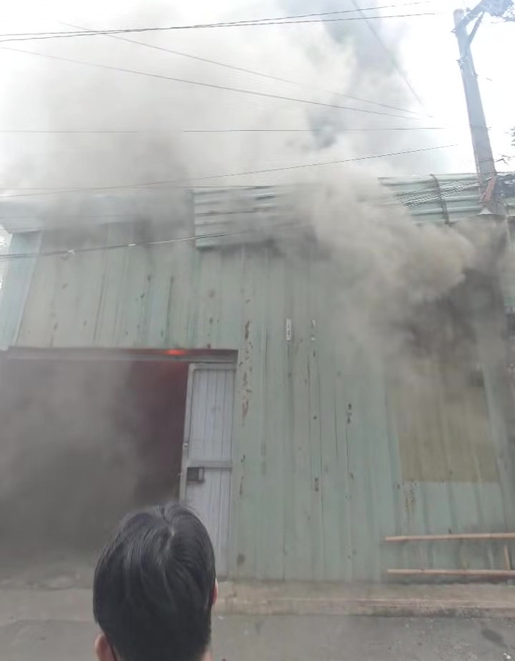 Cháy xưởng phế liệu lan sang quán nhậu, bình gas phát nổ - Ảnh 2.