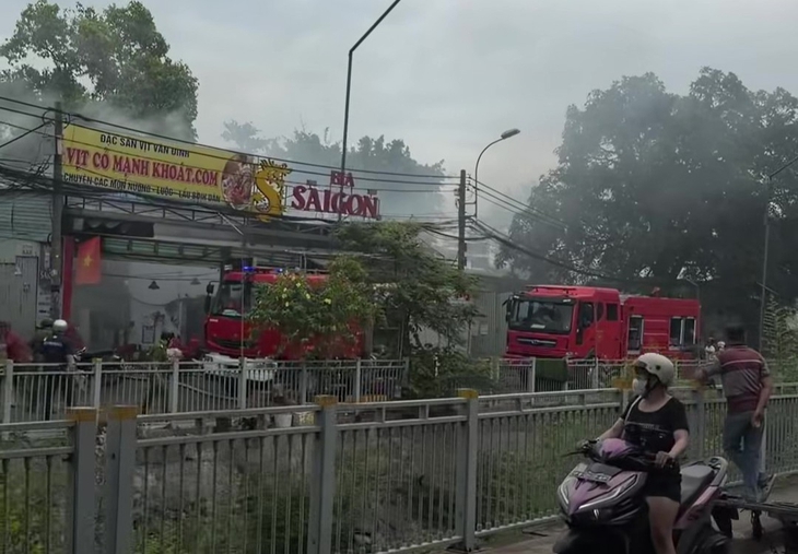 Cháy xưởng phế liệu lan sang quán nhậu, bình gas phát nổ - Ảnh 3.
