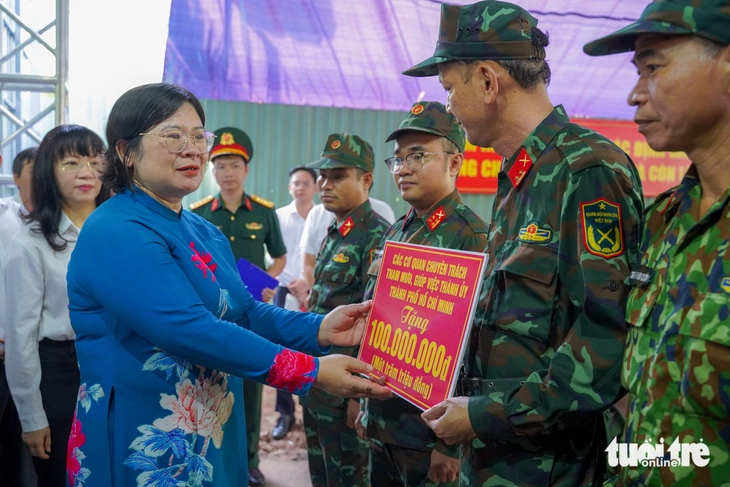Nén hương và hoa thắm đượm lòng thành kính tại Công viên Lê Thị Riêng ngày 27-7 - Ảnh 3.
