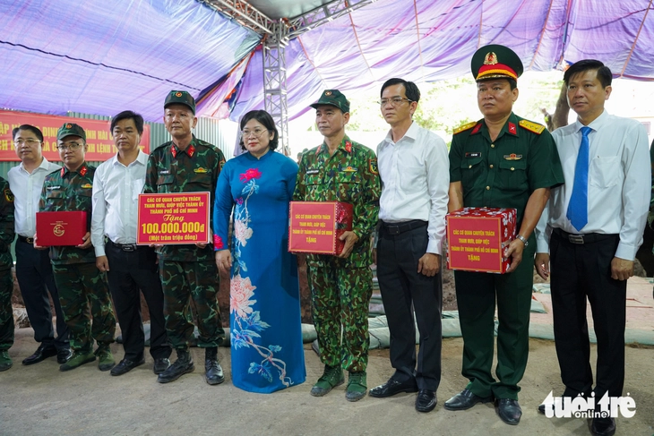 Nén hương và hoa thắm đượm lòng thành kính tại Công viên Lê Thị Riêng ngày 27-7 - Ảnh 4.