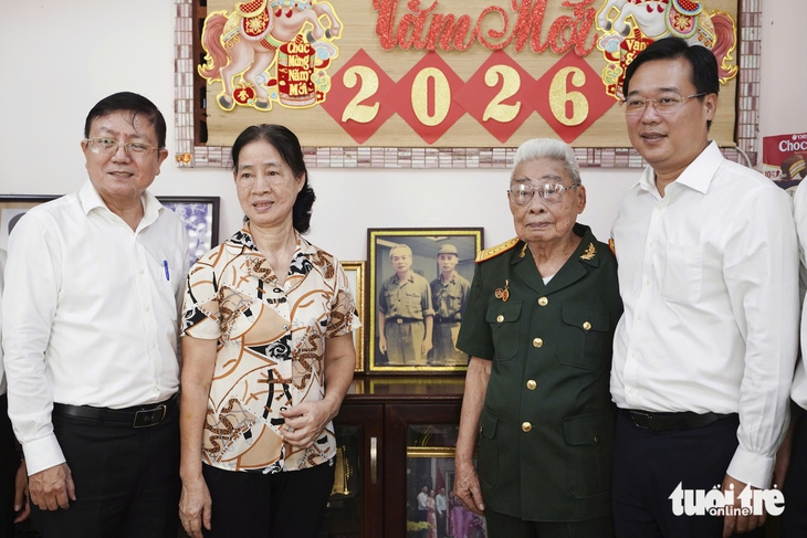 Lãnh đạo TP.HCM thăm, tri ân gia đình chính sách tiêu biểu nhân ngày 27-7 - Ảnh 1.
