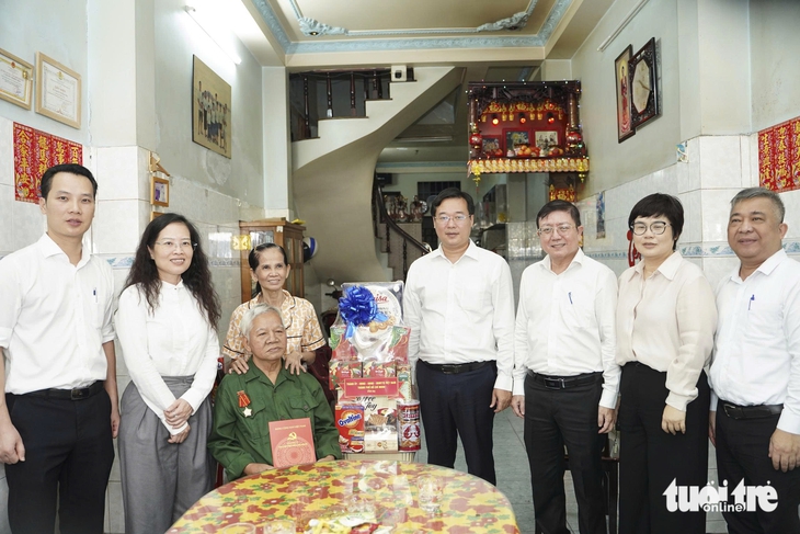 Lãnh đạo TP.HCM thăm, tri ân gia đình chính sách tiêu biểu nhân ngày 27-7 - Ảnh 2.