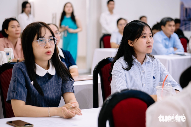 TP.HCM mở khóa tiếng Anh cho công chức, chuẩn bị nhân lực phục vụ APEC 2027 - Ảnh 4.