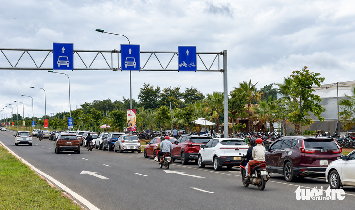 Làn xe máy thành 'bãi đỗ' ô tô trên đại lộ ngàn tỉ - Ảnh
1.