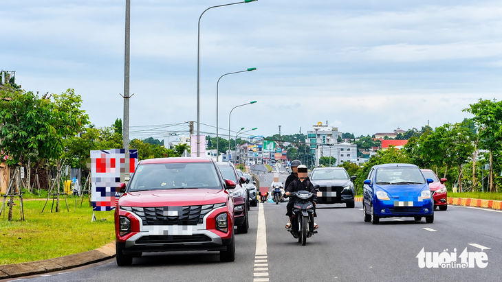 Làn xe máy thành 'bãi đỗ' ô tô trên đại lộ ngàn tỉ - Ảnh
2.