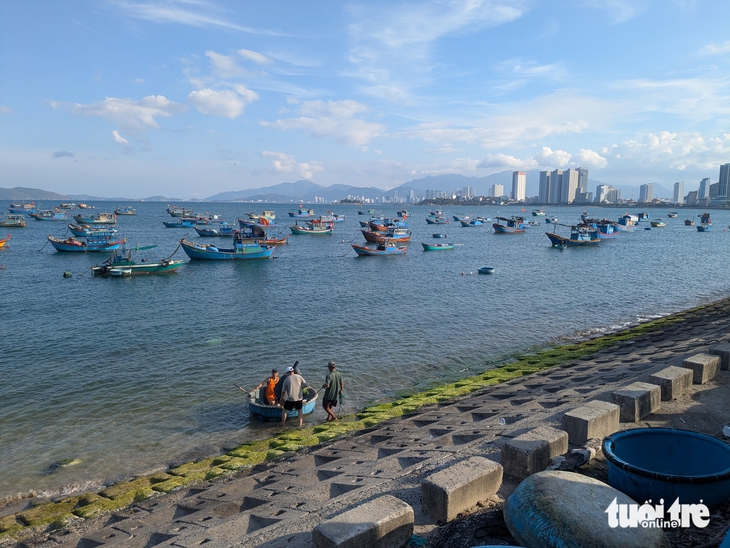 Bạn đọc hiến kế giúp chính quyền vụ thu giữ gánh hàng rong của bà bán trái cây 'nổi tiếng' ở Nha Trang? - Ảnh 3.