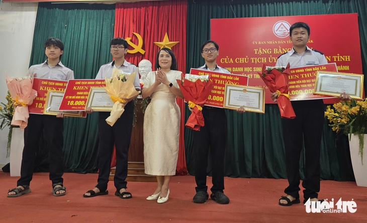 Chủ tịch tỉnh Đắk Lắk khen thưởng đội tuyển giành giải Nhất Mô hình hóa Toán học Việt Nam - Ảnh 1.