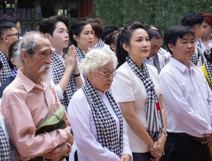 Hơn 100 văn nghệ sĩ nghẹn ngào hát giữa nơi tìm thấy hài cốt liệt sĩ ở công viên Lê Thị Riêng - Ảnh 1.